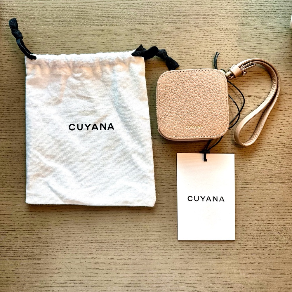 Cuyana Cappuccino Leather Airpod case